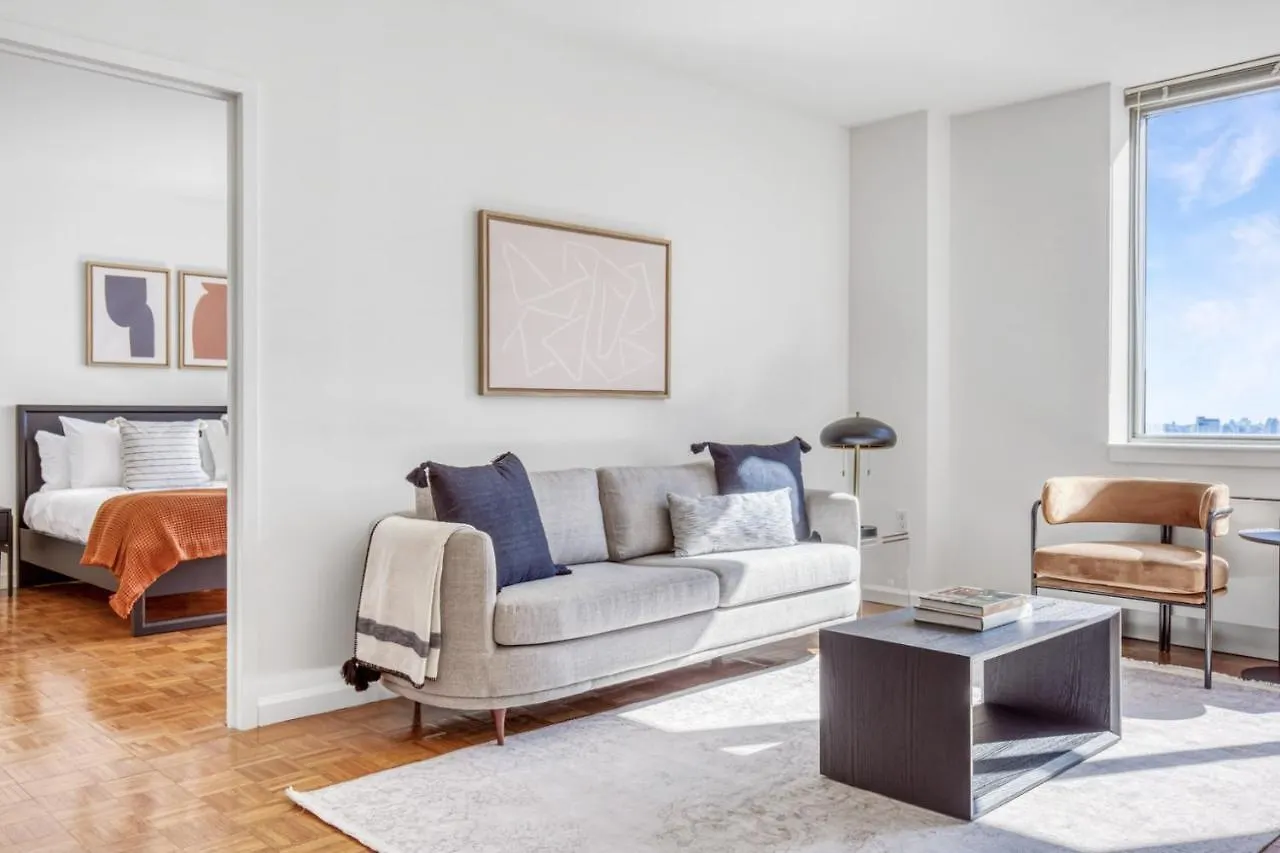 Lic 2Br W Wd Elevator Doorman Nr E River Nyc-766 location